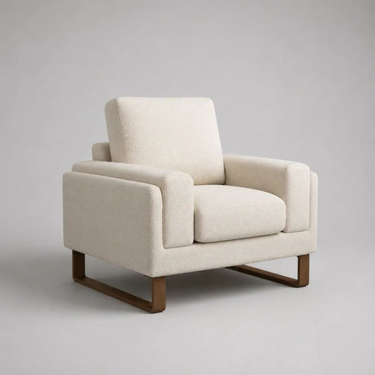 Poltrona imbottita in tessuto avorio con base in legno marrone, 92 x 88 x 84 cm